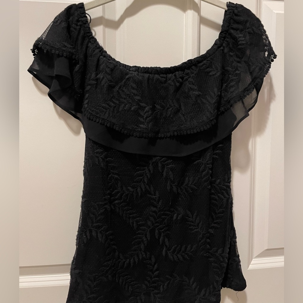 White House Black Market- black lace dress shirt. In excellent condition. Size:S